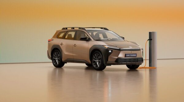 Pristatytas naujas elektromobilis „Toyota bZ4X Touring“