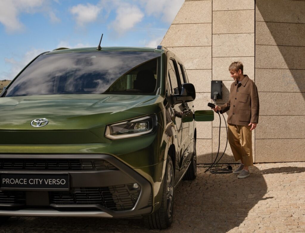 toyota elektriniai automobiliai